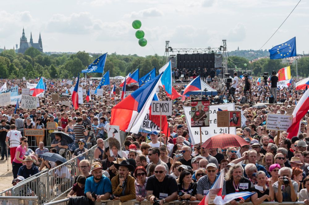 Воскресный митинг состоялся возле исторического центра Праги на Летенском поле.
