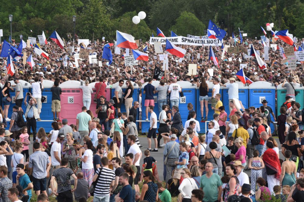 Участники акции протеста в Праге против премьер-министра Андрея Бабиша.