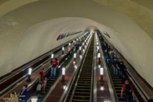 В киевском метро женщина упала с экскаватора и разрубила себе руку