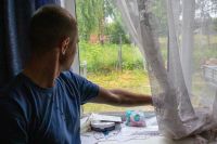Роман Смирнов предполагает, что стены дали усадку и  из-за этого лопнули стёкла на окнах.