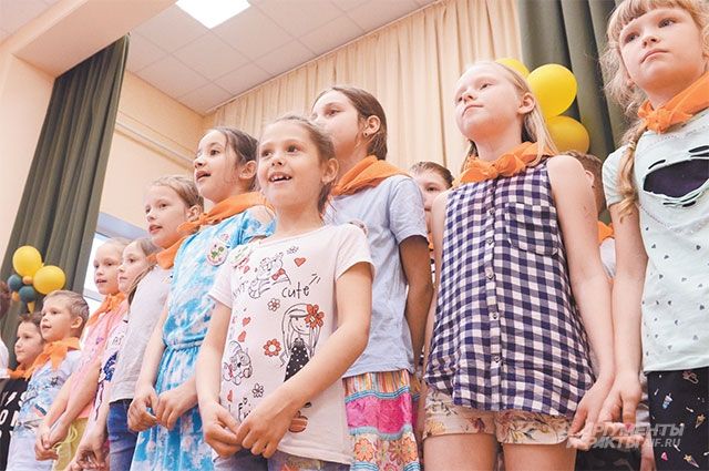 Участники лагеря поют российский гимн на празднике в честь Дня России.