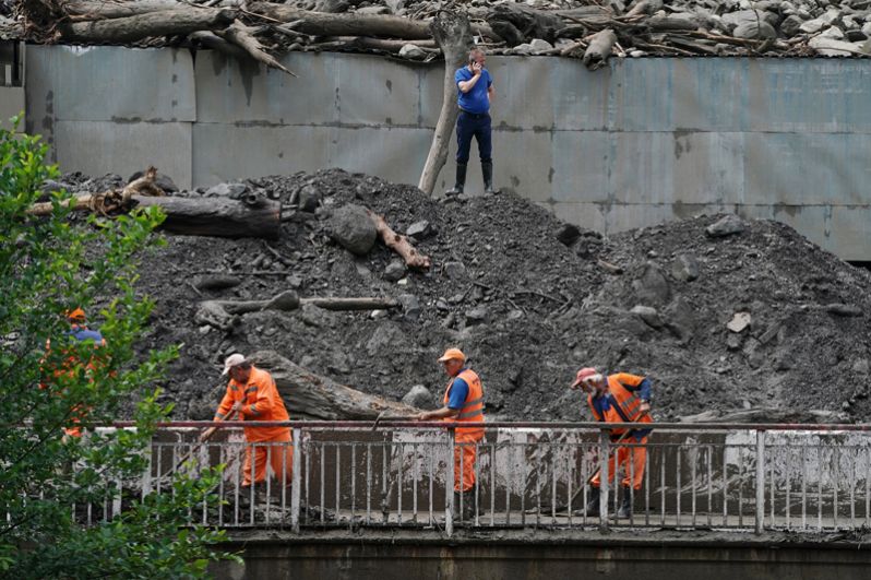 Сотрудники коммунальных служб устраняют последствия схода селевых потоков около этнографического комплекса «Моя Россия» в Сочи.
