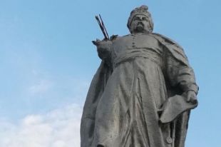 В Кривом Роге у памятника Богдану Хмельницкому отпала рука