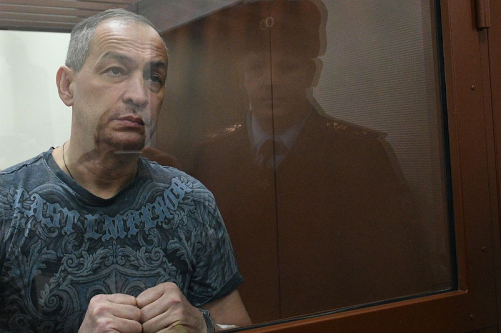 Экс-глава Серпуховского района Подмосковья Александр Шестун находится под стражей с июня прошлого года. Его уличили в превышении служебных полномочий, в результате чего был нанесен крупный ущерб бюджету. В феврале 2019 года следователи предъявили бывшему чиновнику новое обвинение в получении взятки в размере более 9,9 млн рублей. Его имущество на сумму 10 млрд рублей изъято по решению суда.