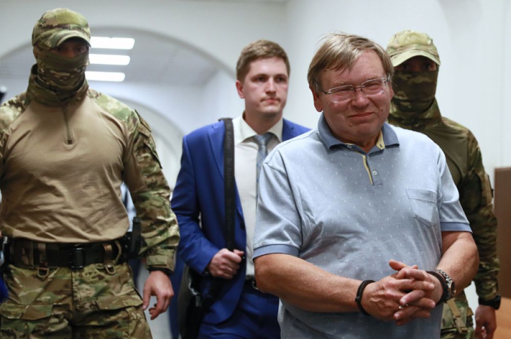 Экс-губернатора Ивановской области Павла Конькова подозревают в хищении 700 миллионов рублей. По версии следователей, Коньков и управляющий директор «Ивановского бройлера» Дмитрий Гришин перечисляли бюджетные средства, вверенные главе региона, на счета сторонних организаций.
