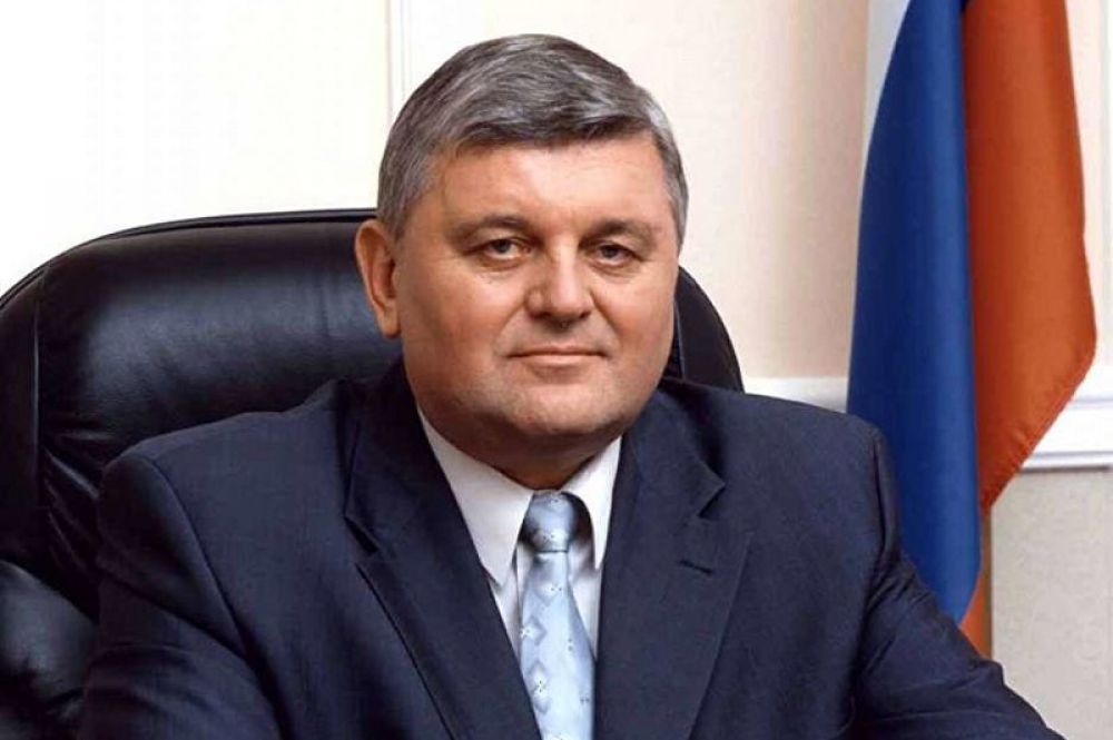 Бывшего главу Клинского района Александра Постриганя подозревают в превышении должностных полномочий. По данным следствия, он подписывал акты для ввода в эксплуатацию жилого дома, зная, что объект не отвечает необходимым требованиям и проектной документации. Позднее к первоначальным обвинениям присоединилась статья о служебном подлоге. Согласно отчету, опубликованному Счётной палатой, выявленные нарушения в Клинском районе обошлись в 565 млн рублей.