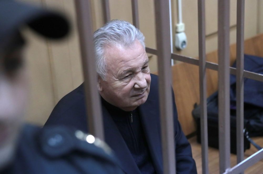 Экс-министр по развитию Дальнего Востока и бывший полпреда президента в Дальневосточном федеральном округе Виктор Ишаев, который также 18 лет был губернатором Хабаровского края, задержан в рамках уголовного дела о хищении денег «Роснефти». По информации СК, Ишаев, будучи вице-президентом компании в 2013-2018 годах, арендовал у принадлежащей ему фирмы помещение для нужд нефтяной компании по завышенной стоимости.