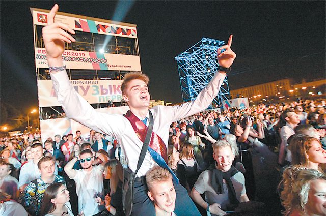 27 тыс. выпускников провели ночь в парке Горького.