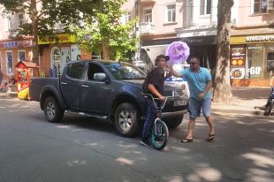 В Николаеве авто врезалось в подростка на велосипеде: водитель ударил парня