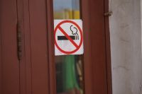 Минздрав предлагает запретить курение Iqos в общественных местах: детали