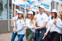 Добровольцы движения «Наш Иркутск» помогали с проведением праздничного шествия в День города.