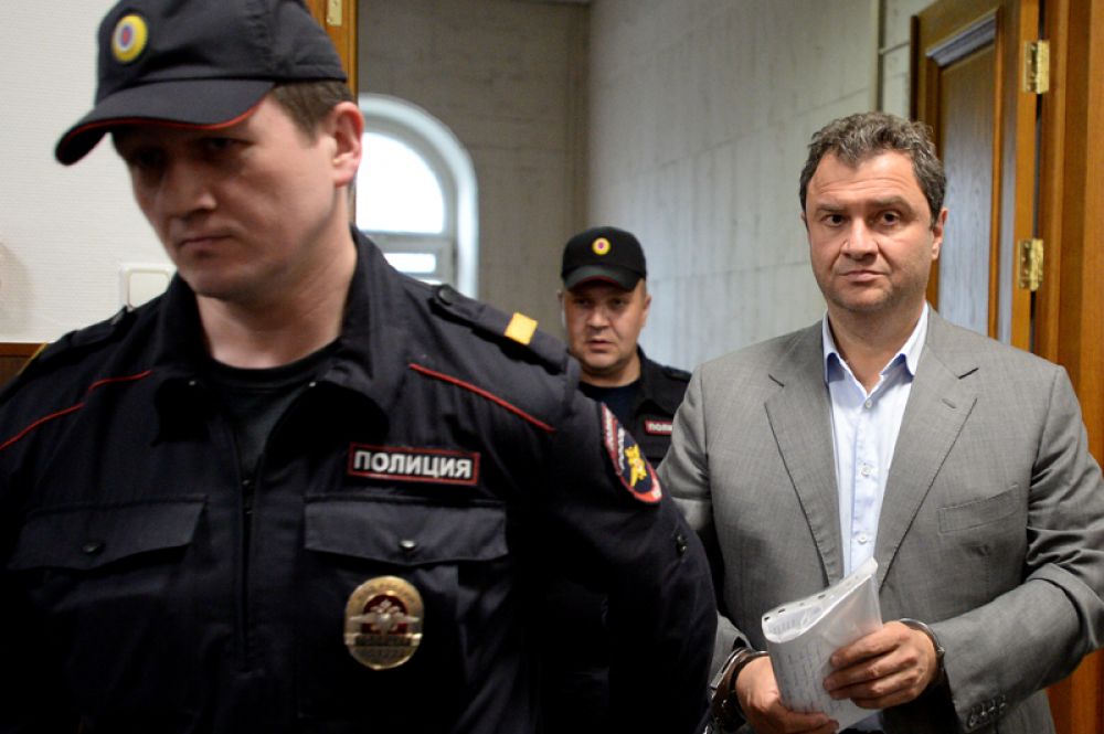 Экс-заместитель министра культуры Григорий Пирумов являлся одним из фигурантов «дела реставраторов»: чиновников Минкультуры и бизнесменов обвинили в хищении более 100 млн рублей на проектах реставрации. Также Пирумова обвиняли в хищении 450 миллионов рублей при строительстве зданий Эрмитажа.