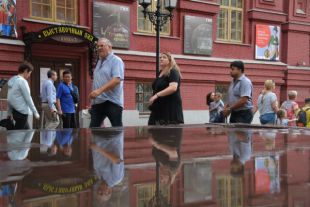 прохожие у Исторического музея в Москве, архив