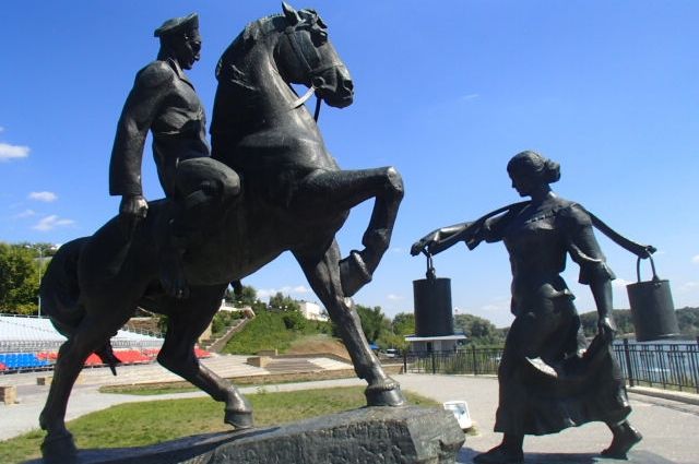 Памятник Григорию и Аксинье в станице Вёшенской.