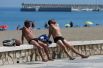 Мужчины на пляже в испанской Малаге.
