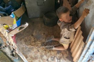 «Метод воспитания»: в Луганской области родители приковали цепью ребенка