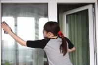 17-летняя оренбурженка  упала с высоты во время мытья окон
