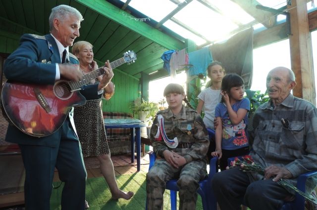Подполковник ФСБ в отставке Вадим Черкас устраивал концерты для ветеранов прямо у них дома.