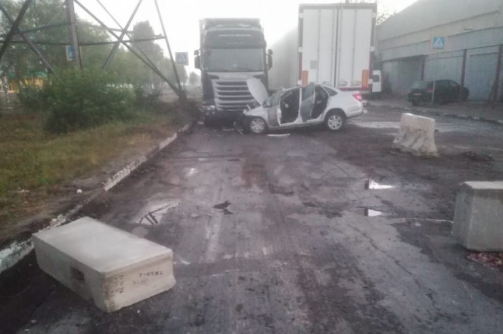 В Твери легковушка врезалась в стоящий грузовик, пострадали пять человек.