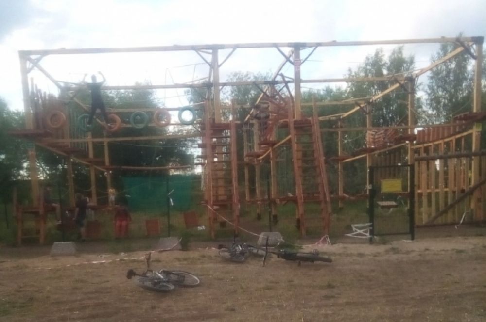 В верёвочном парке в Твери дети проходят опасные препятствия без контроля.