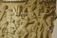 На знаменитой колонне Трояна сарматы изображены в кольчугах, так же, как и лошади, на которых они отправляли в побег.