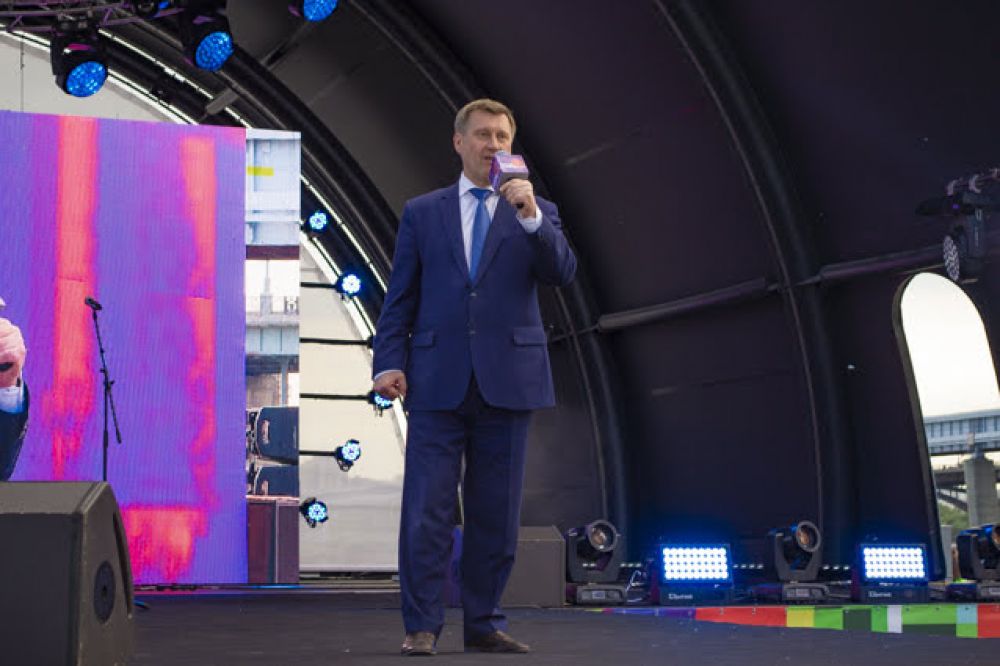 Мэр Новосибирска Анатолий Локоть поздравил выпускников с окончанием школьного периода и с наступлением нового, очень ответственного, сложного, но интересного жизненного этапа. Он пожелал ребятам никогда не забывать город, в котором прошло их детство и беззаботные школьные годы.