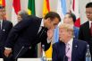 Президент Франции Эммануэль Макрон беседует с президентом США Дональдом Трампом во время встречи на саммите G20.