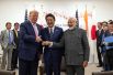 Президент США Дональд Трамп перед трехсторонней встречей с премьер-министром Японии Синдзо Абэ и премьер-министром Индии Нарендрой Моди.