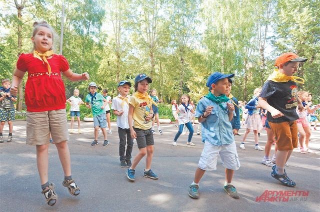 Учащиеся школы № 2115 в лагере «Московской смены» на зарядке.