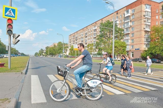 Ленинский проспект — единственная в Москве радиальная магистраль, не меняющая название на всём протяжении — от Садового кольца до МКАД.