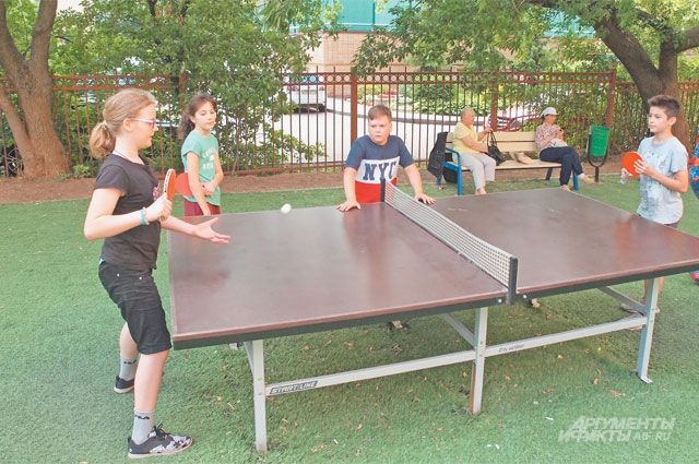 На районных соревнованиях по настольному теннису сразились участники разных возрастов.