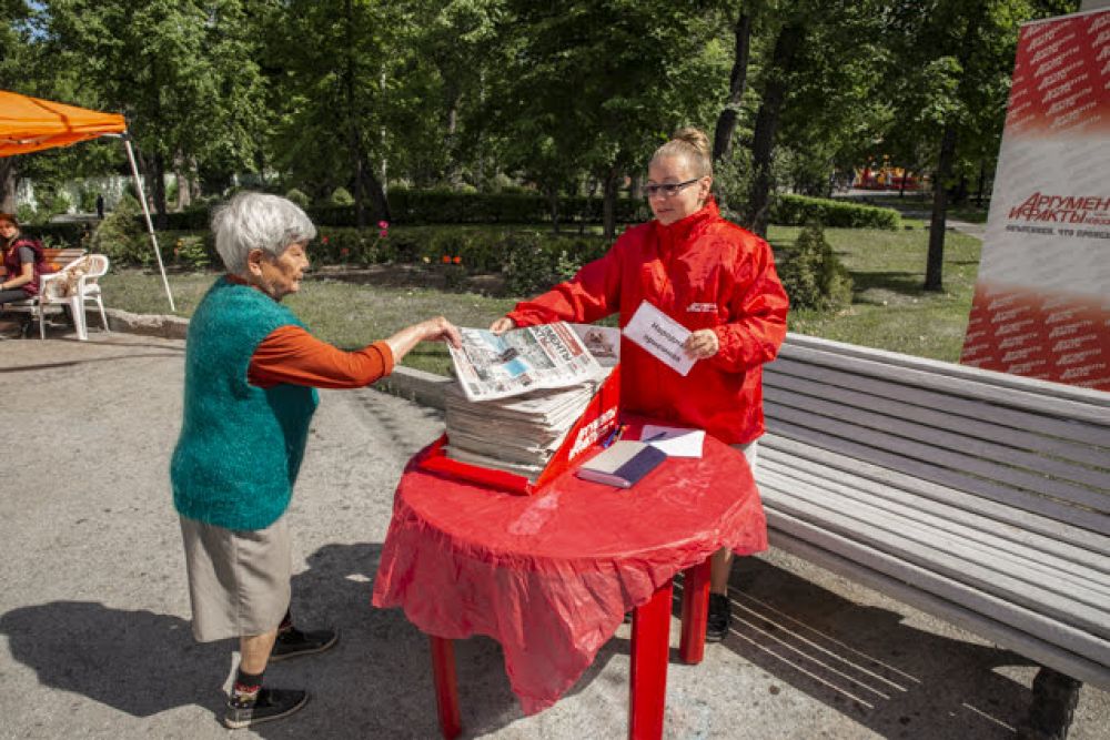 По традиции, в День города на нашем празднике работала народная приемная. Обычно редакция "Аиф-Новосибирск" устраивает ее по средам. Но в этот праздничный день, в воскресенье, любой желающий мог пообщаться с нашими журналистами и поделиться своими идеями, проблемами, историями и переживаниями. Многое из услышанного сегодня мы отразим в своих публикациях.