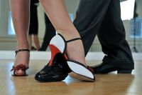 Танцевальные студии предлагают обучение самым разным направлениям, от классики и латиноамериканских танцев до уличных направлений.