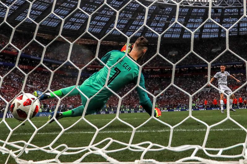 Вратарь Давид де Хеа (Испания) пропускает гол во время серии пенальти в матче 1/8 финала чемпионата мира по футболу между сборными Испании и России.