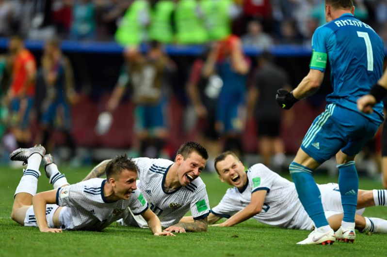 Игроки сборной России радуются победе в матче 1/8 финала чемпионата мира по футболу между сборными Испании и России.