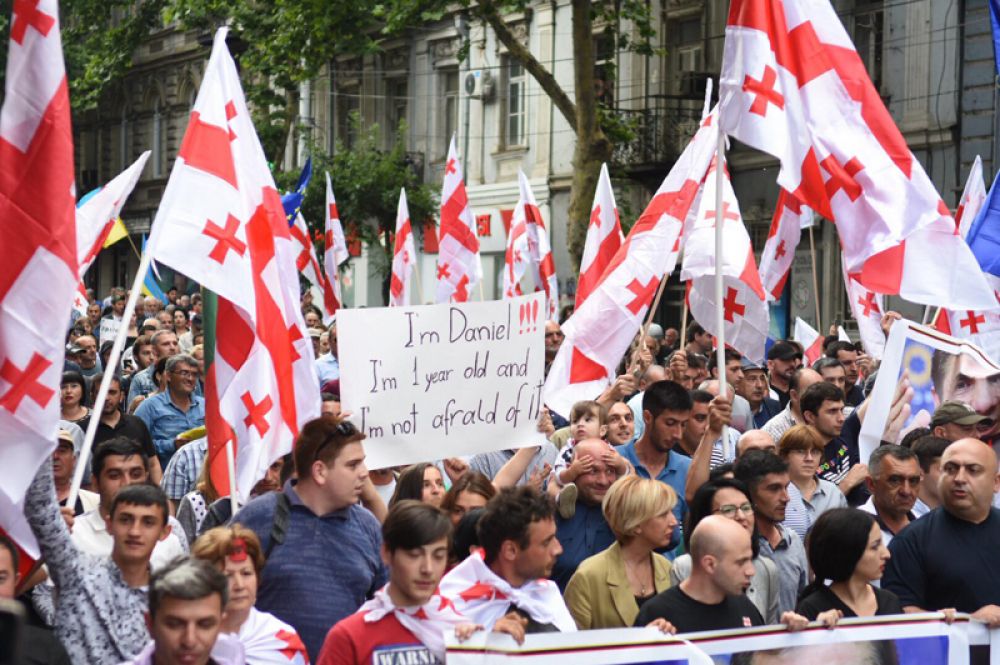 С момента начала протестов в Грузии митингующие просили отставки спикера парламента Ираклия Кобахидзе, который уже покинул свой пост.