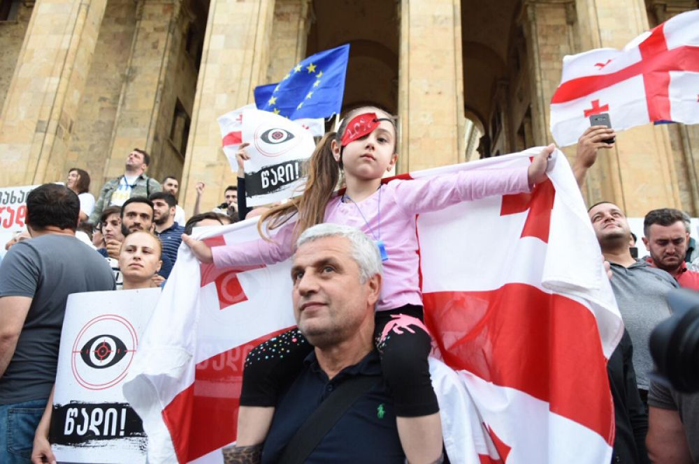 Митингующие прошли по центральным улицам в направлении площади Свободы. Участники шествия несли флаги Евросоюза и Грузии, а также плакаты, на которых написано «Уходи».
