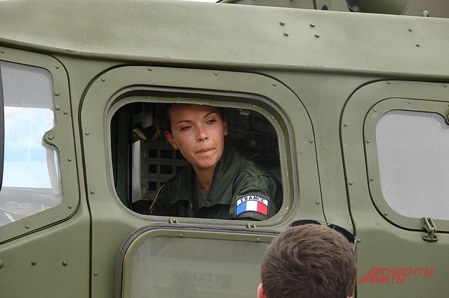 Французскую девушку-лейтенанта даже пустили в кабину огневой машины комплекса ПВО С-400.