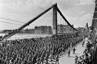 Колонна пленных немецко-фашистских солдат проходит по Крымскому мосту к Курскому вокзалу.