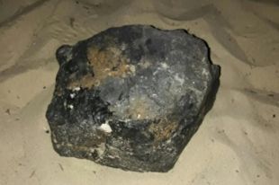 В Черкассах на пляже мужчина нашел «радиоактивный астероид»