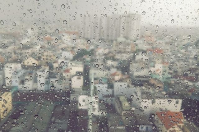 Оренбуржцы жалуются за затопленные после проливного дождя улицы