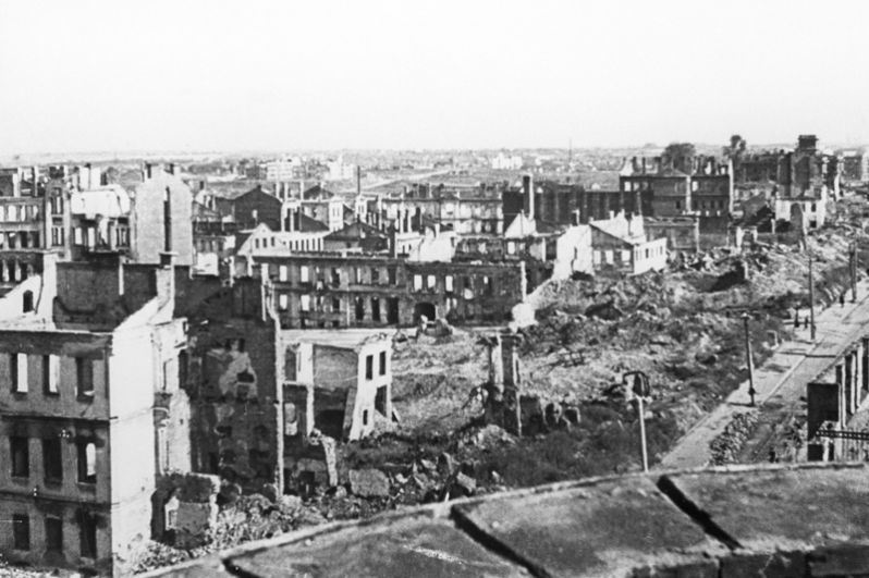 Город после освобождения от немецко-фашистских захватчиков.