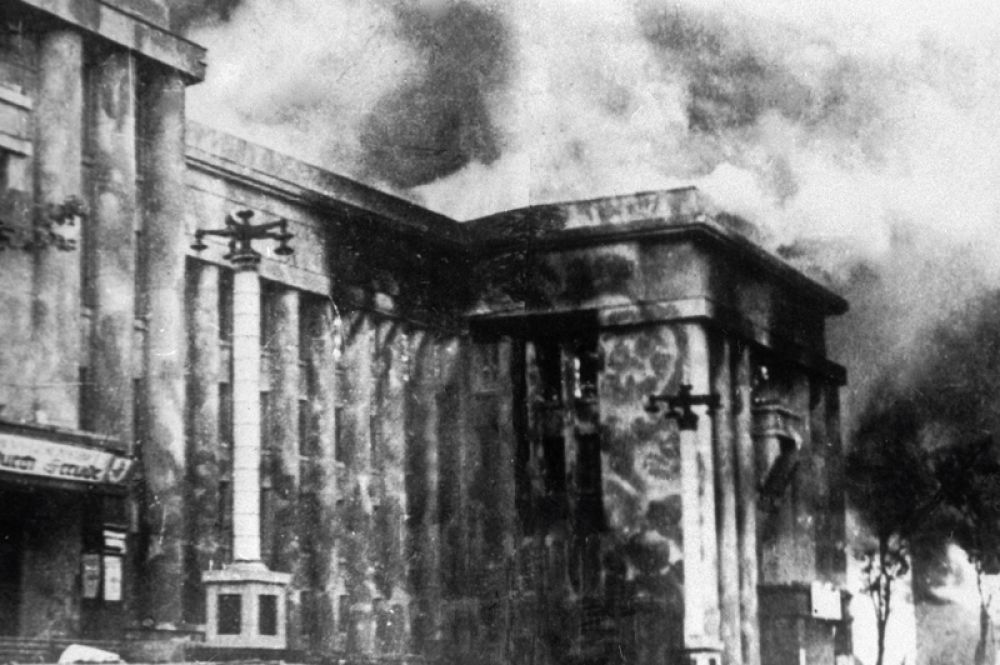 Здание Дома Красной Армии в день освобождения.