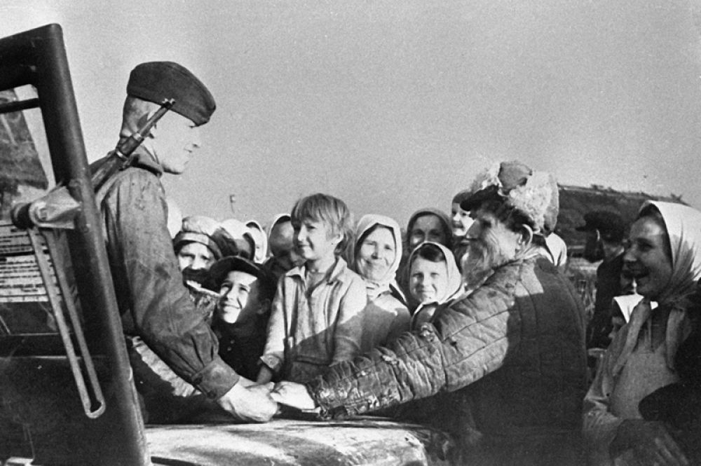 Жители Минска встречают советских воинов.