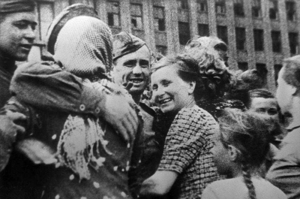 Жители Минска встречают советских воинов.