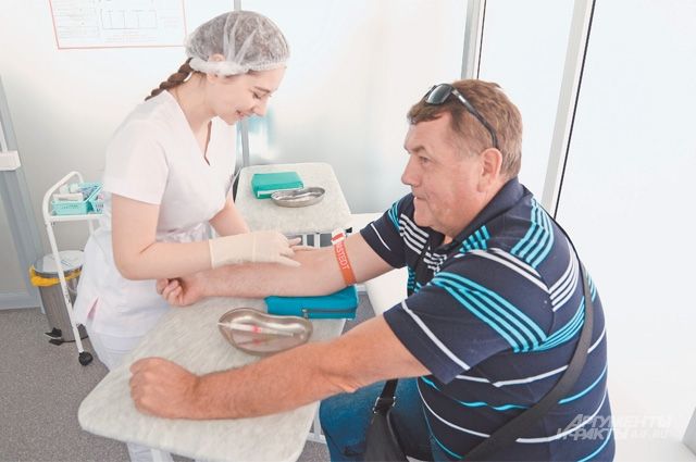 В процедурном кабинете павильона «Здоровая Москва» посетителям делают общий анализ крови.