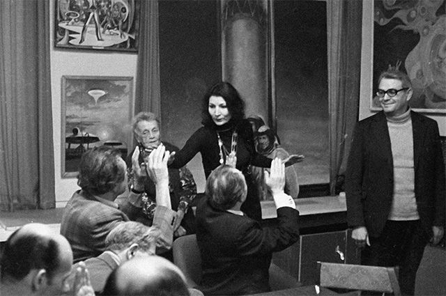 Джуна Давиташвили беседует с работниками редакции журнала «Техника молодежи». 1980 г.