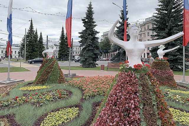 Гипсовые танцовщицы в Ярославле так возмутили горожан, что скульптуры пришлось убрать.