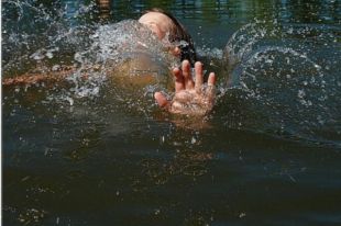В Бердянске отдыхающий во время плавания в море «наткнулся» на труп
