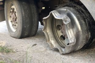 Под Бердянском грузовик повредил дорогу: водитель бросил авто и сбежал